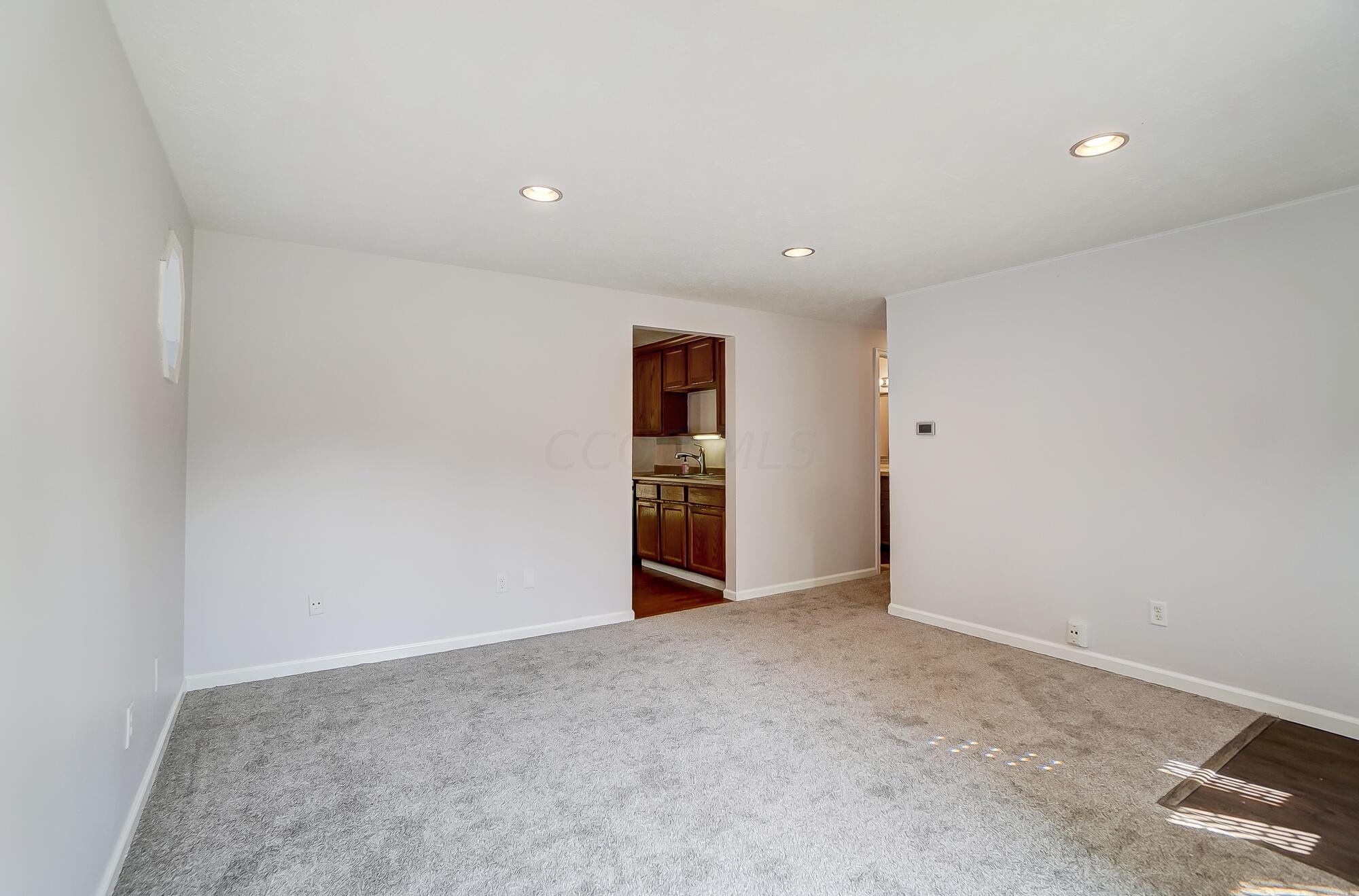 3075 Whitlow Road Columbus, OH 43232 - Photo 6 of 45 Living Room