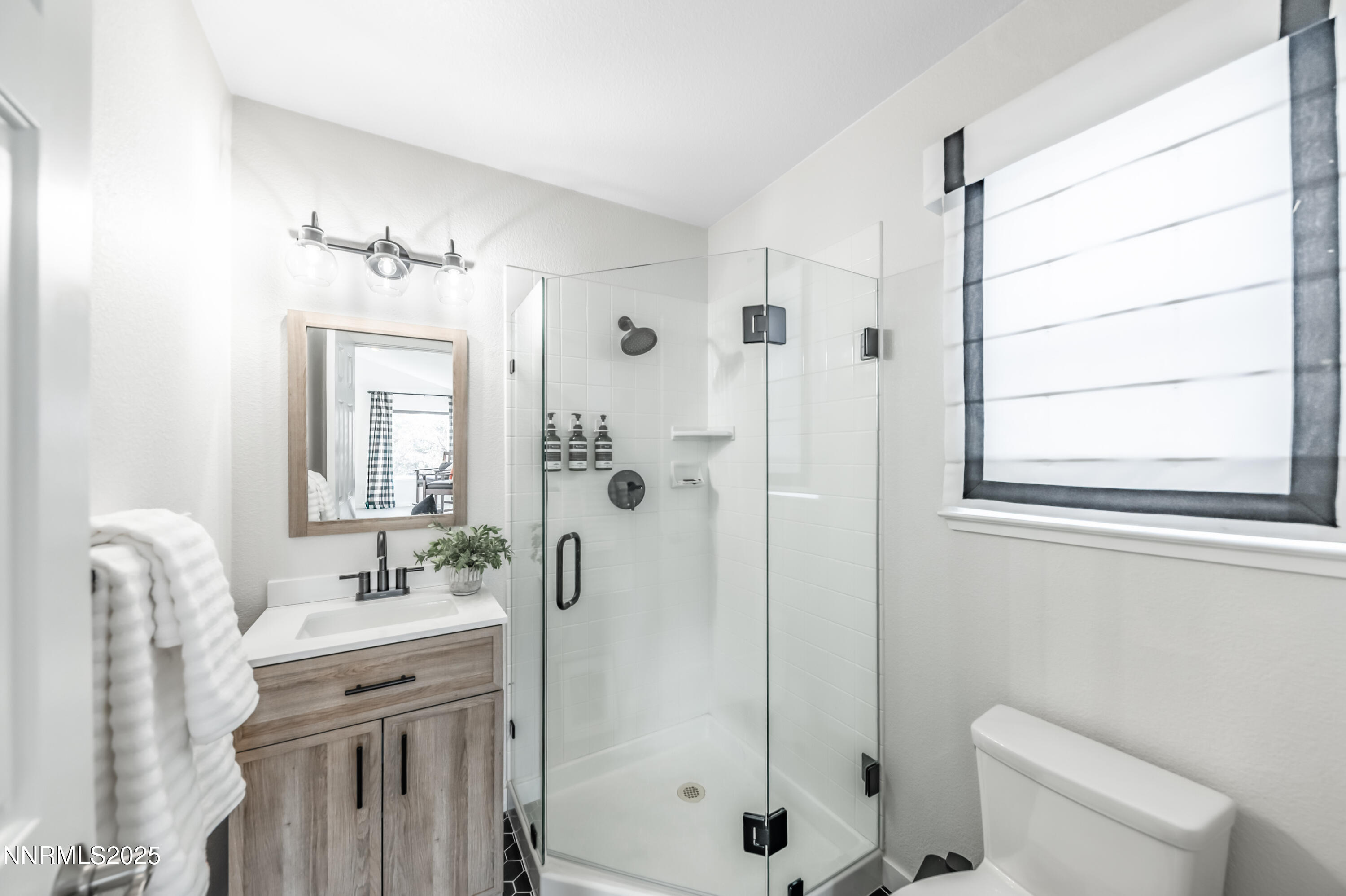 40 MacFarlane Drive Reno, NV 89511 - Photo 15 of 37 a bathroom with a shower a sink and a mirror