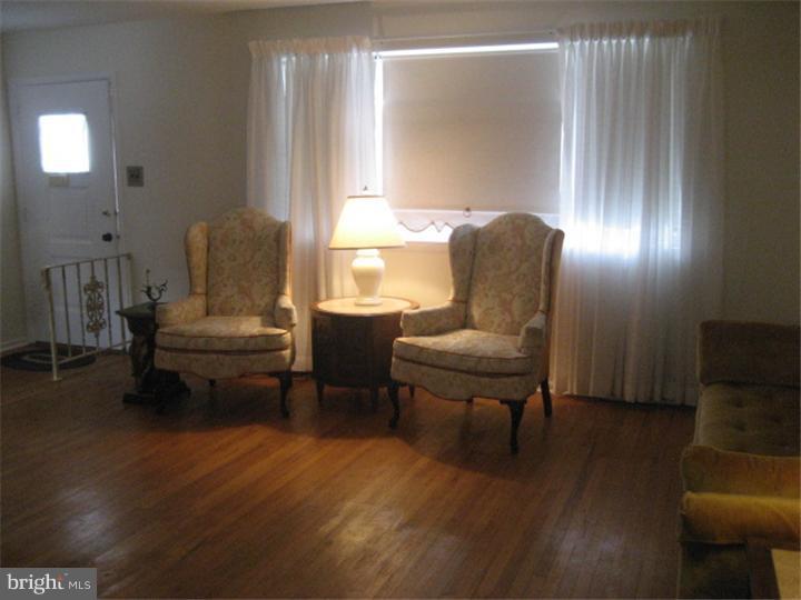 956 Marian Road Warminster, PA 18974 - Photo 2 of 15 Living Room