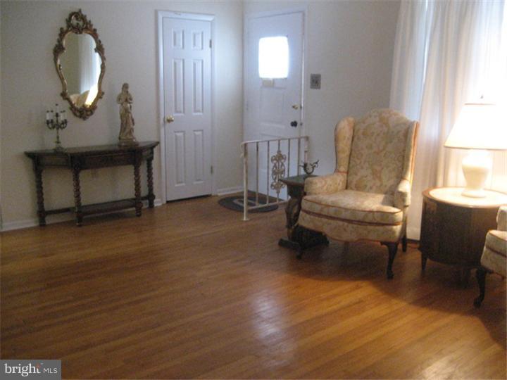956 Marian Road Warminster, PA 18974 - Photo 3 of 15 Living Room