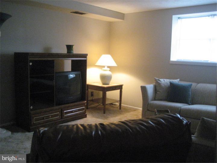 956 Marian Road Warminster, PA 18974 - Photo 9 of 15 Family Room