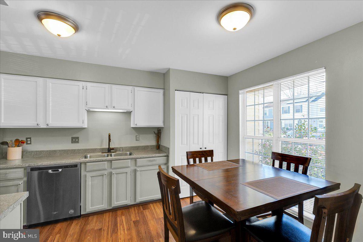 14808 Basingstoke Loop Centreville, VA 20120 - Photo 4 of 23 Kitchen