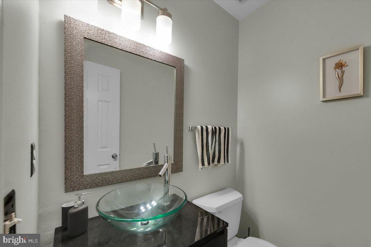 14808 Basingstoke Loop Centreville, VA 20120 - Photo 8 of 23 Main level bathroom