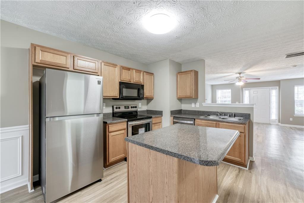2913 Vining Ridge Terrace Decatur, GA 30034 - Photo 9 of 28 a kitchen with granite countertop a refrigerator stove and sink