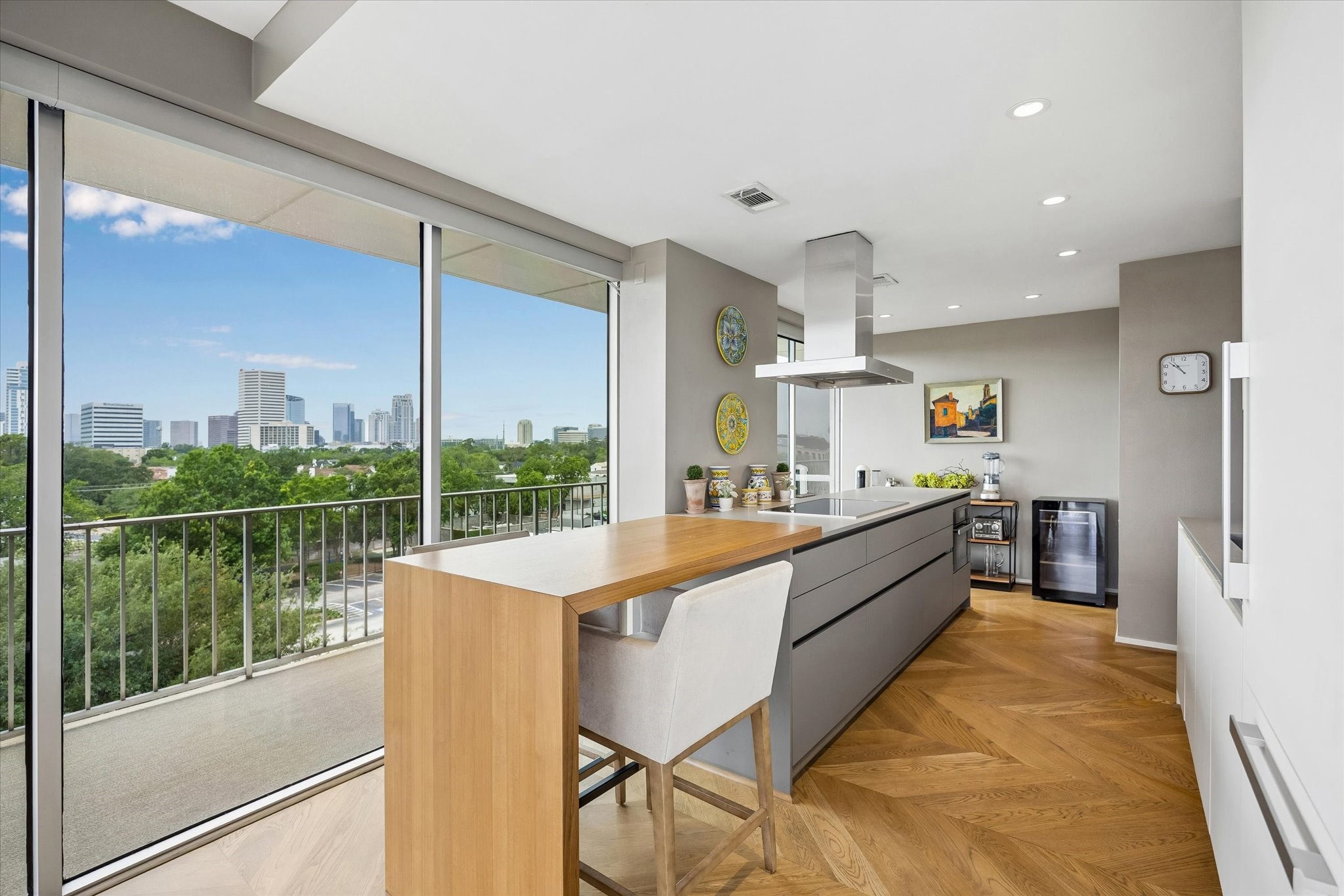 2200 Willowick Road, Unit 5C Houston, TX 77027 - Photo 9 of 27 Breakfast bar seating at the kitchen.