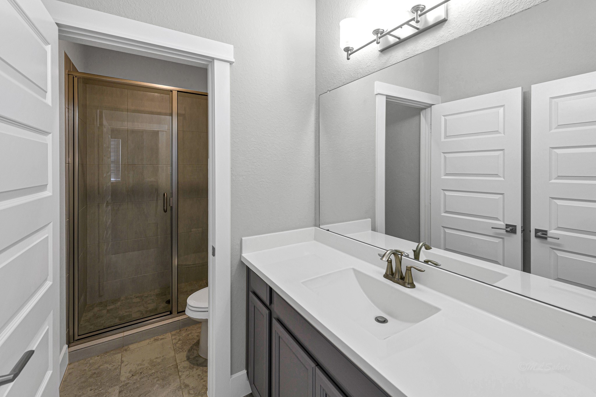 12562 Holly Blue Lane Houston, TX 77077 - Photo 34 of 39 2nd bathroom on the 2nd floor