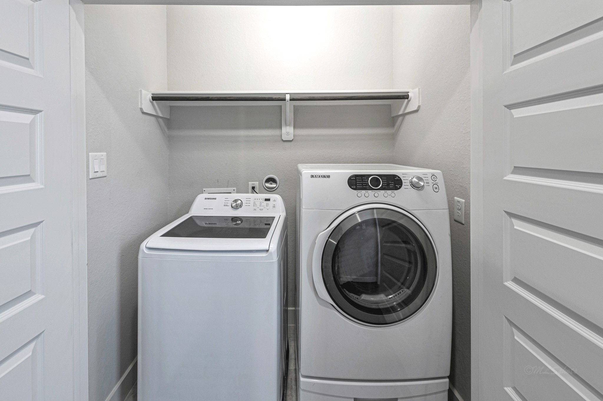 12562 Holly Blue Lane Houston, TX 77077 - Photo 35 of 39 Laundry room
