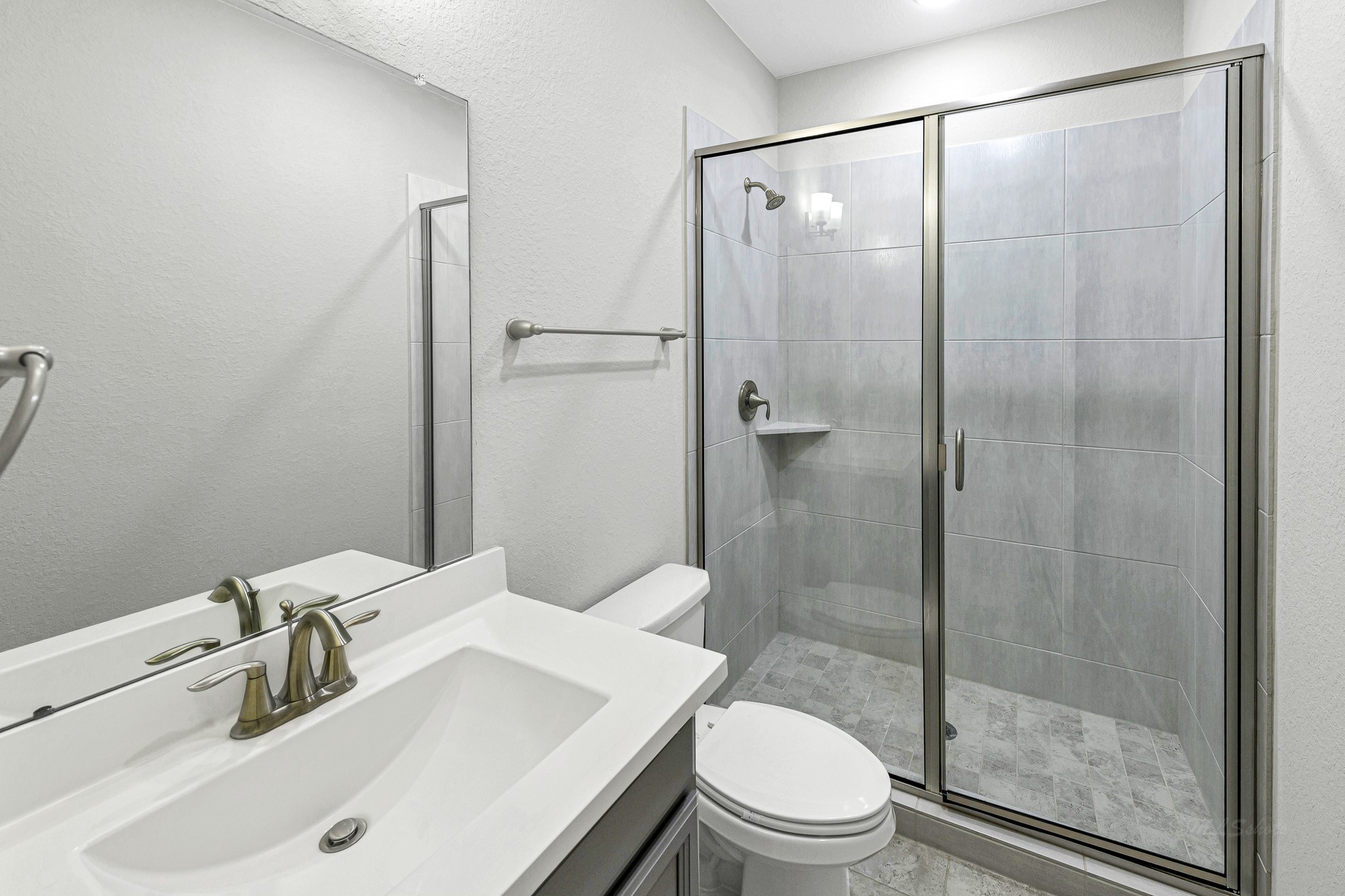 12562 Holly Blue Lane Houston, TX 77077 - Photo 38 of 39 A full bathroom on the 3rd floor