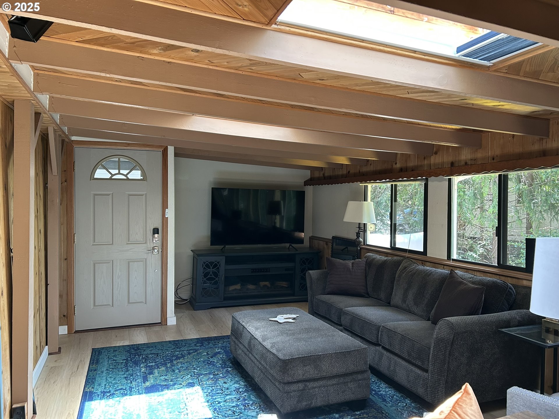 1600 Rhododendron Drive, Unit 112 Florence, OR 97439 - Photo 5 of 44 Living Room/Entrance