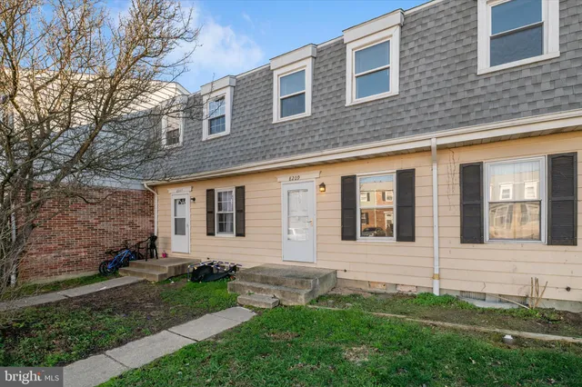 a brick house that has a lots of windows in it