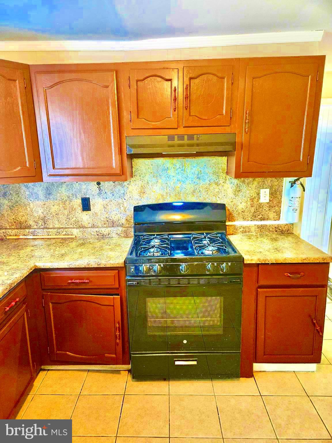20 Park Lane Hamilton, NJ 08609 - Photo 5 of 12 a stove top oven sitting inside of a kitchen