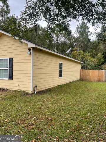 a view of a backyard