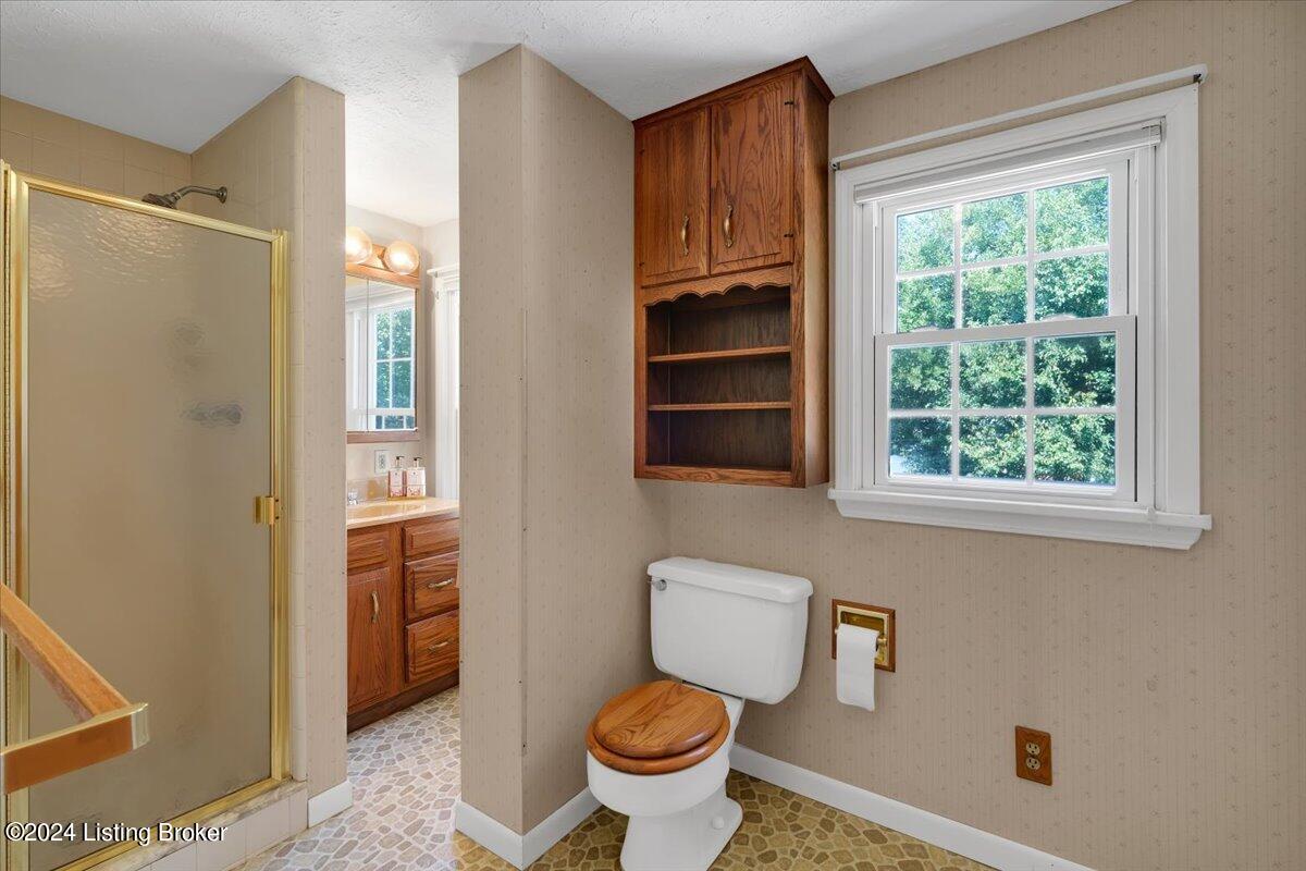 4245 Darbrook Road Louisville, KY 40207 - Photo 25 of 36 2nd floor full bath