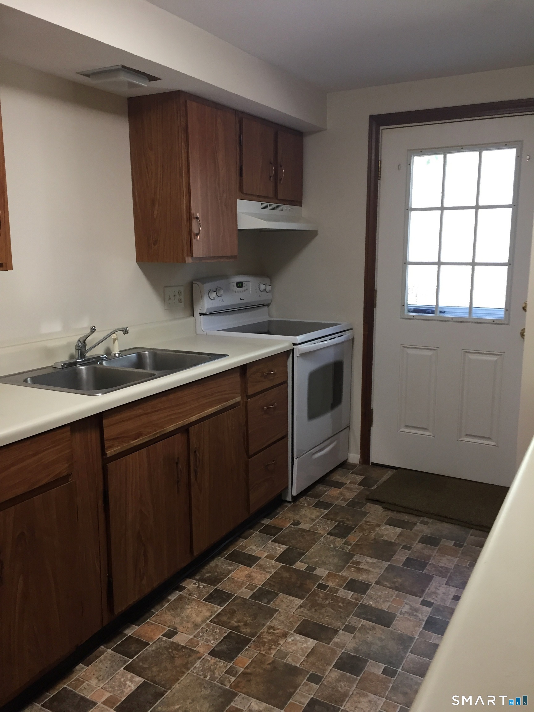 347 Fox Road Putnam, CT 06260 - Photo 15 of 18 vacant unit kitchen