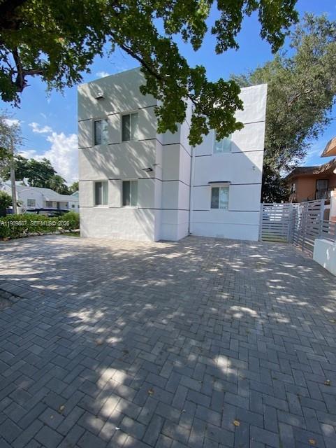 837 Southwest 8th Avenue, Unit 837 Miami, FL 33130 - Photo 7 of 8 front view of a house with a street