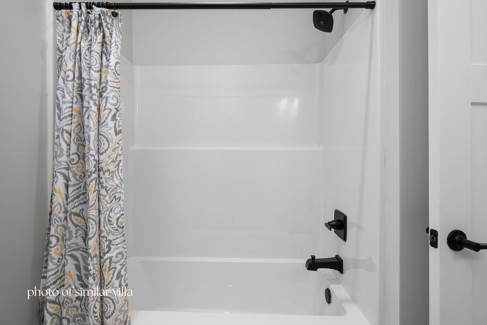 1867 Redbud Circle, Unit 101 Eldridge, IA 52748 - Photo 28 of 31 a bathroom with a bathtub