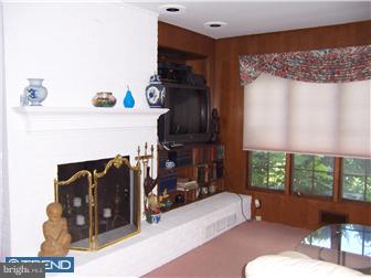 33 Farm Road Ewing, NJ 08638 - Photo 4 of 12 Living Room