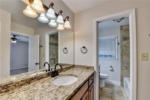 a view of room with chandelier fan