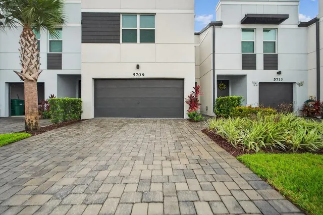 $465,000 | 5709 Mentmore Drive, West Palm Beach, FL 33407