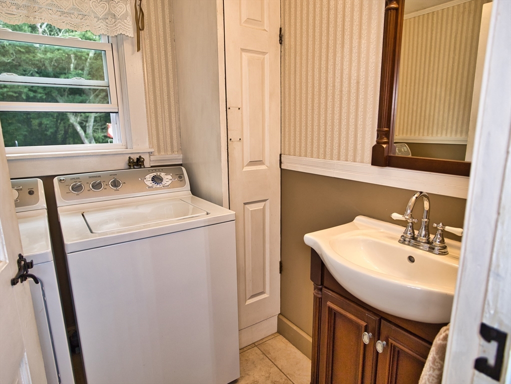 772 Gifford Road Westport, MA 02790 - Photo 19 of 37 a utility room with dryer and washer