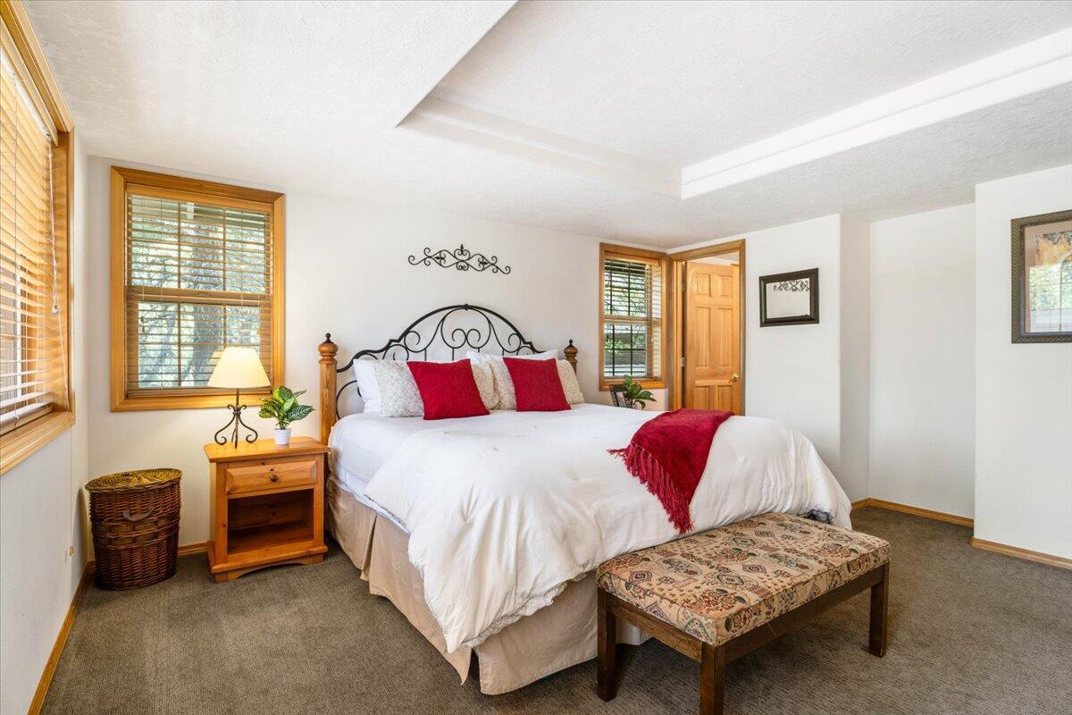 57785 Mt Rainier Lane, Unit 7 Sunriver, OR 97707 - Photo 12 of 27 Primary Bedroom
