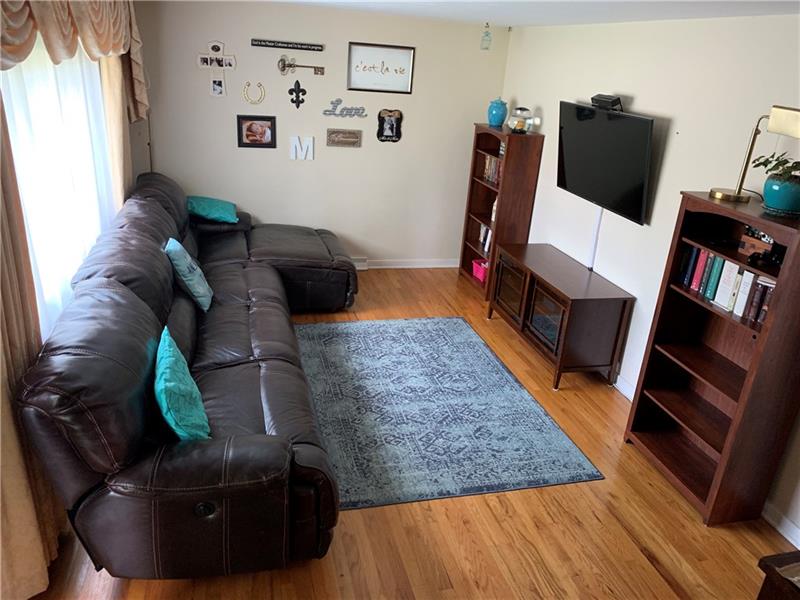 341 Orchard Spring Road Pittsburgh, PA 15220 - Photo 2 of 14 Living Room