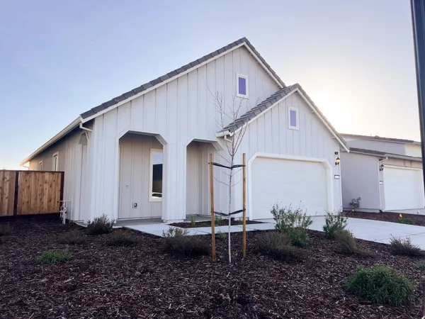 a view of a house with backyard and garden
