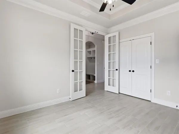 a view of empty room with ceiling fan