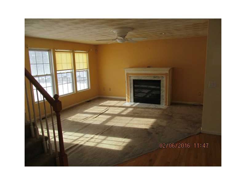 82 Fieldstone Drive Coventry, RI 02816 - Photo 4 of 15 Living Room.