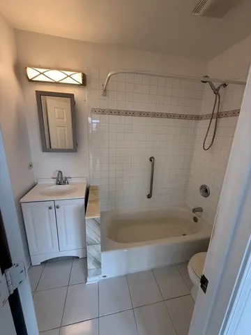 $2,000 | 5726 South King Drive, Unit 3A, Chicago, IL 60637