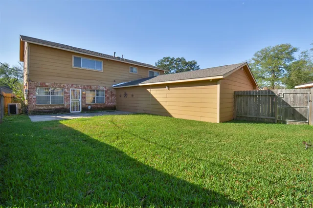 a view of a house with a backyard