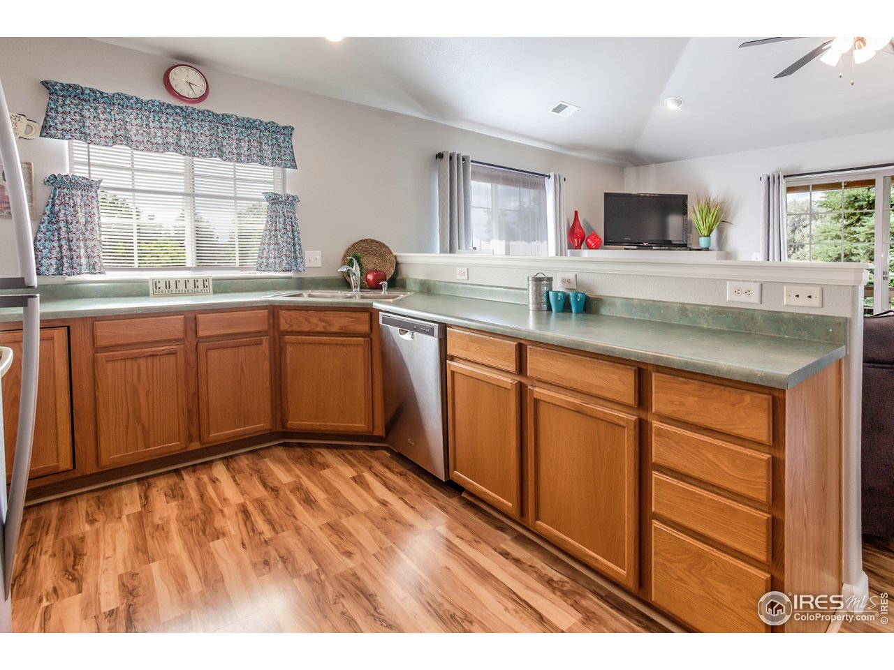 5151 29th Street, Unit 1011 Greeley, CO 80634 - Photo 16 of 33 Large kitchen