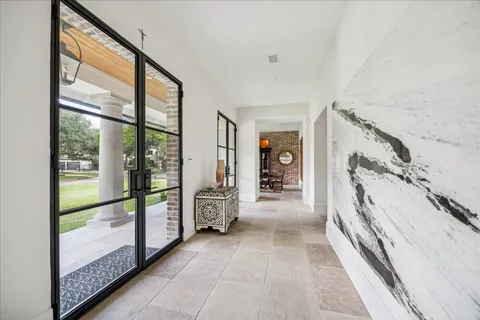 a view of livingroom with furniture