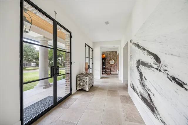 a view of livingroom with furniture