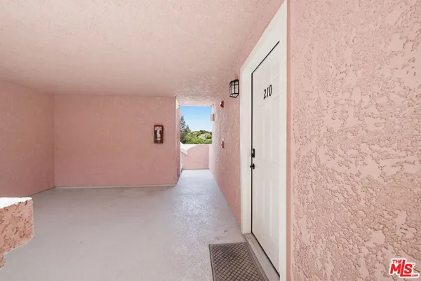 $2,700 | 4810 South La Brea Avenue, Unit 210, Los Angeles, CA 90008