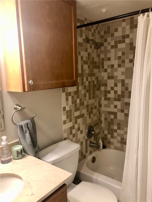 3204 Menchaca Road, Unit 315 Austin, TX 78704 - Photo 11 of 26 a bathroom with a bathtub and shower