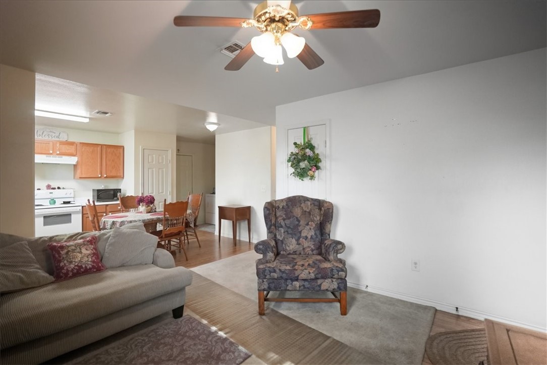 3260 Highway 281 George West, TX 78022 - Photo 3 of 34 a living room with furniture