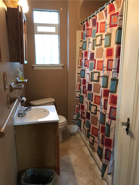38 Forest Road Ambridge, PA 15003 - Photo 4 of 23 1st floor bath