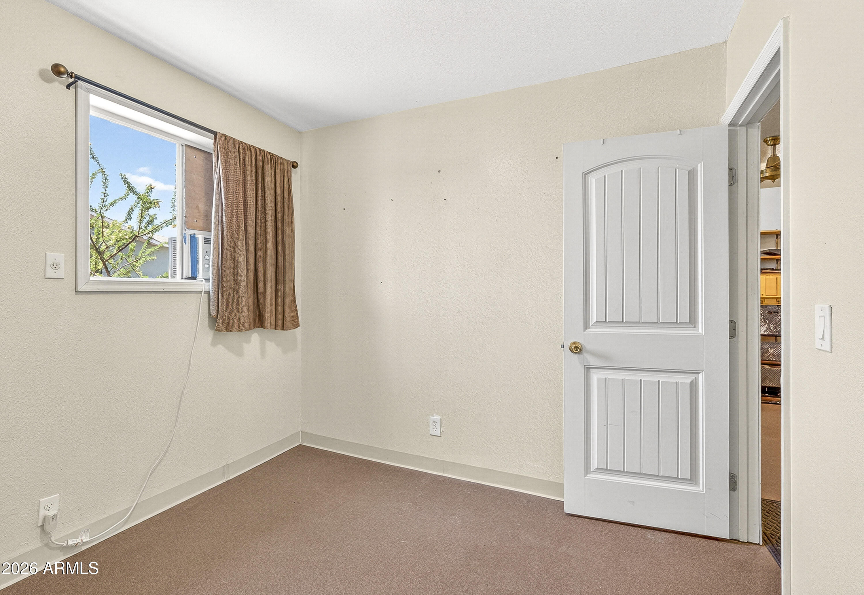 633 Oasis Road Camp Verde, AZ 86322 - Photo 28 of 50 an empty room with windows