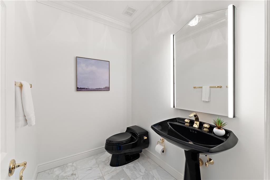 7 Meadowood Drive Pittsburgh, PA 15215 - Photo 14 of 45 a bathroom with a sink and a mirror