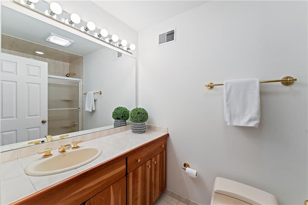 7 Meadowood Drive Pittsburgh, PA 15215 - Photo 23 of 45 a bathroom with a sink and a mirror
