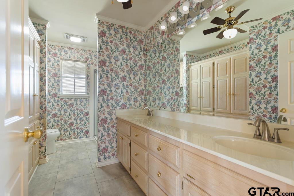 14762 County Road 3147 Tyler, TX 75706 - Photo 18 of 48 a bathroom with a sink and a mirror