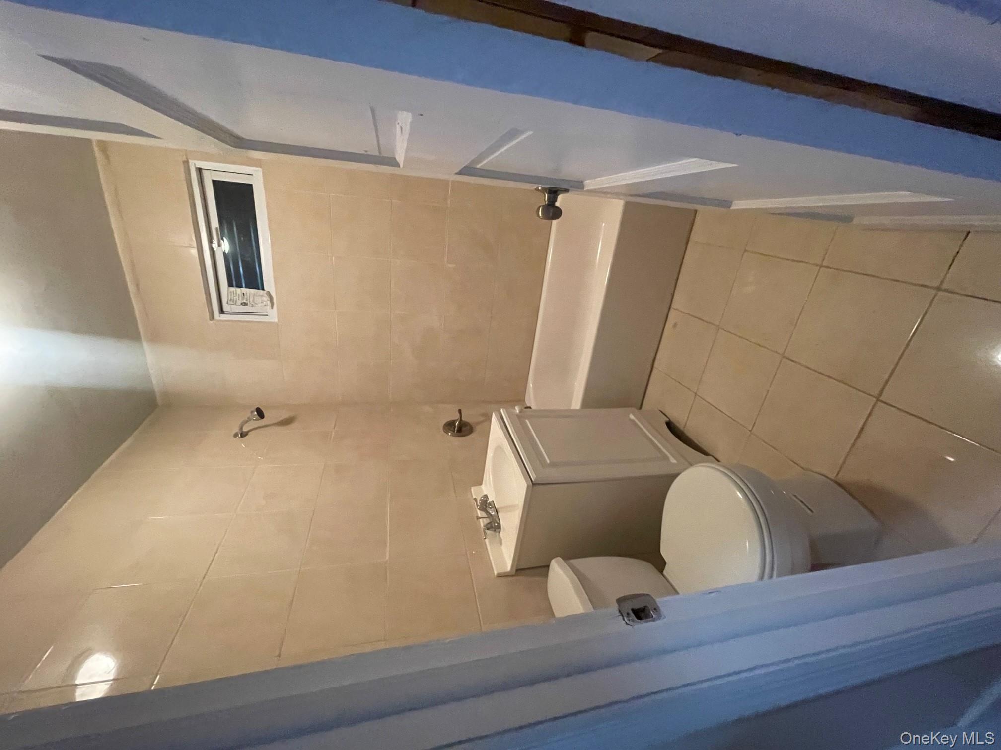 27 Poplar Street, Unit 1 Waterbury, CT 06708 - Photo 4 of 6 a bathroom with a toilet a sink and a bathtub