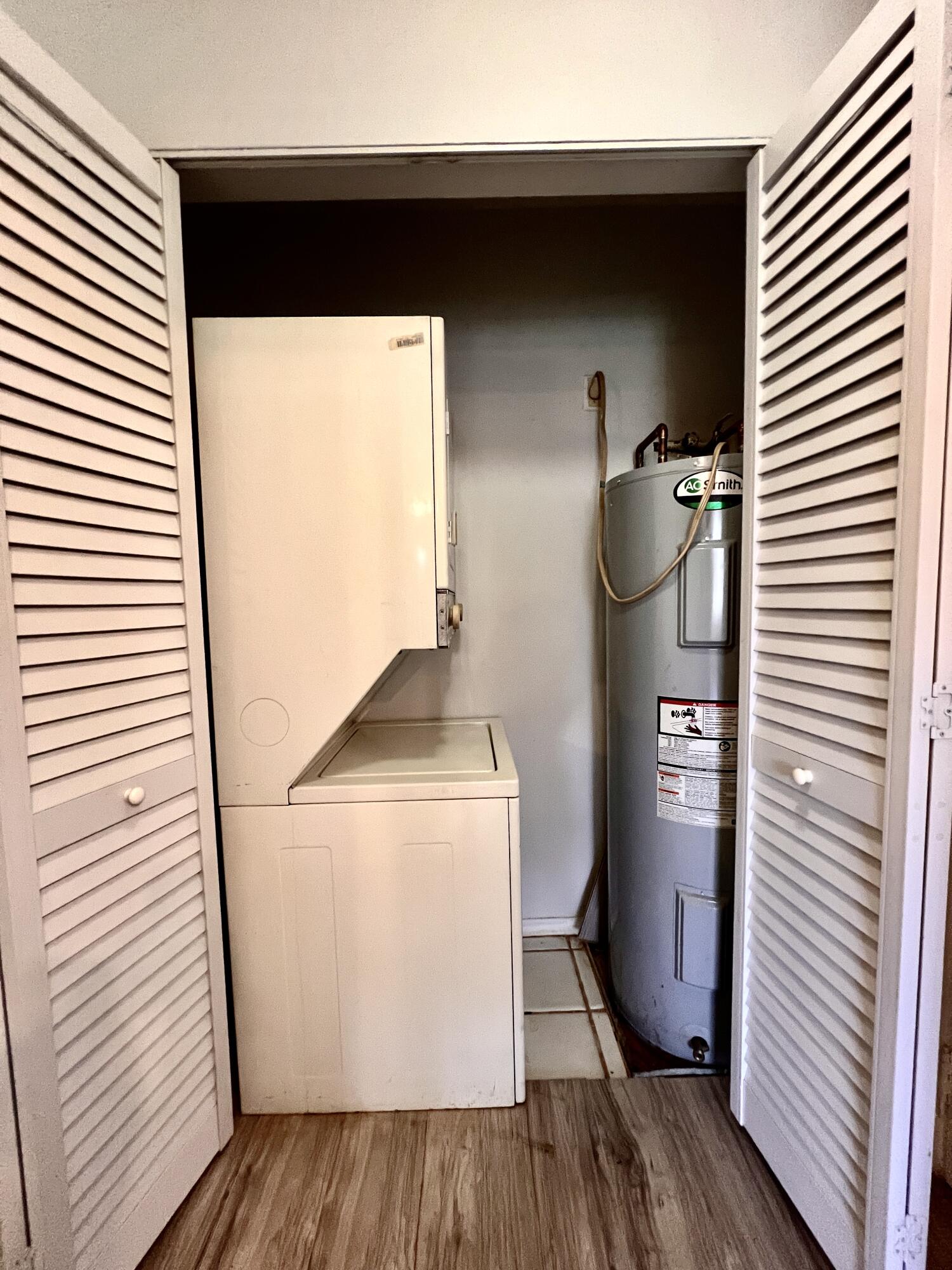 150 Pineview Road, Unit J5 Jupiter, FL 33469 - Photo 20 of 35 a utility room with dryer and washer