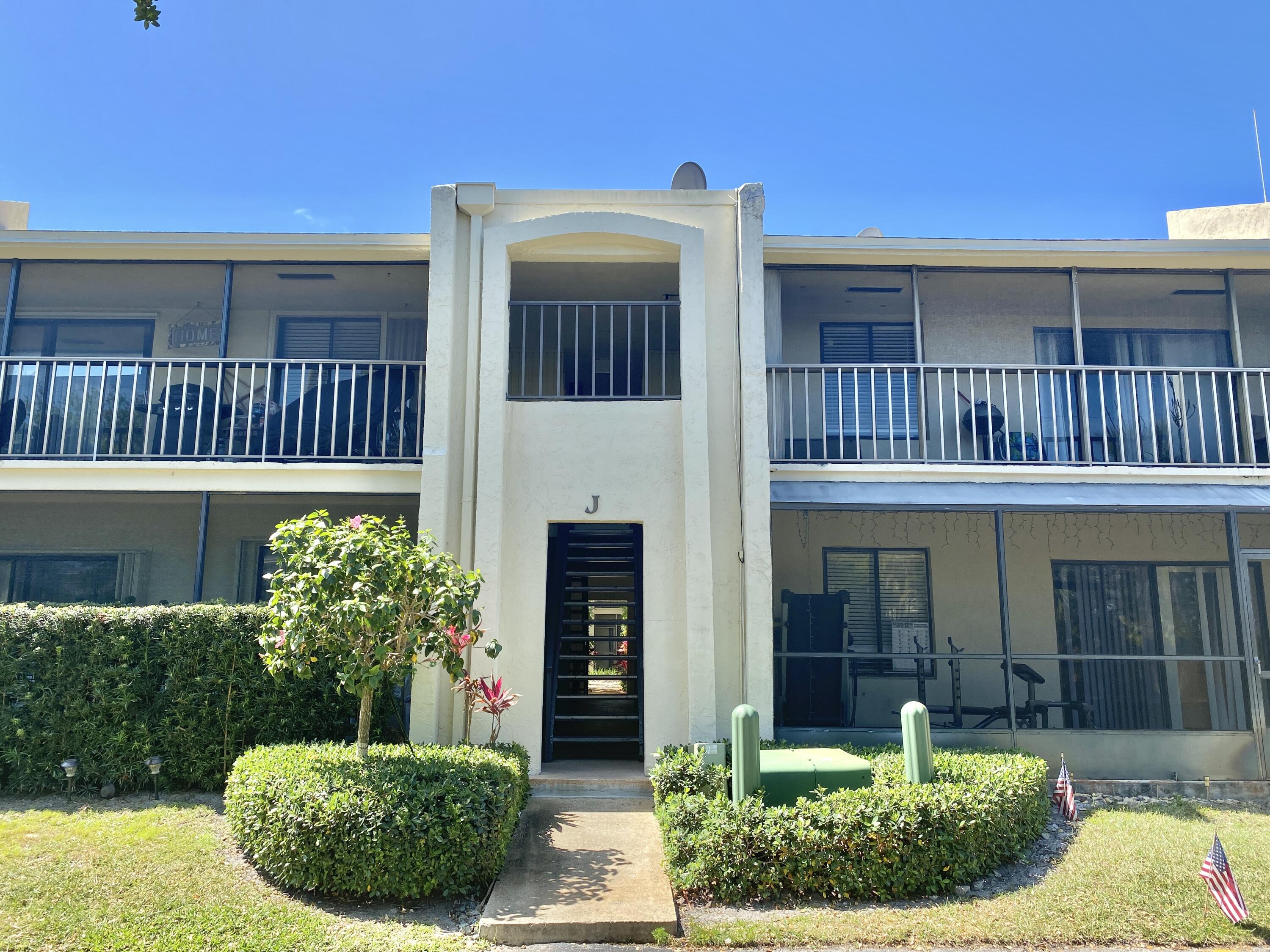 150 Pineview Road, Unit J5 Jupiter, FL 33469 - Photo 23 of 35 a front view of a house with garden