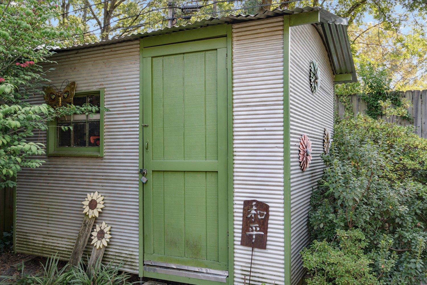5051 New Castle Road Memphis, TN 38117 - Photo 23 of 24 a view of a house with a door and tree