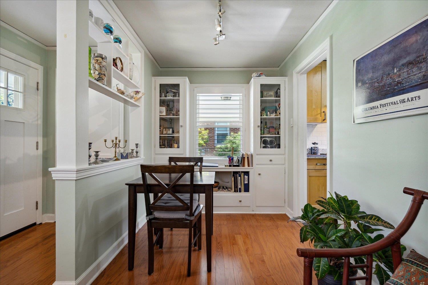5051 New Castle Road Memphis, TN 38117 - Photo 8 of 24 a view of a livingroom with furniture window and wooden floor