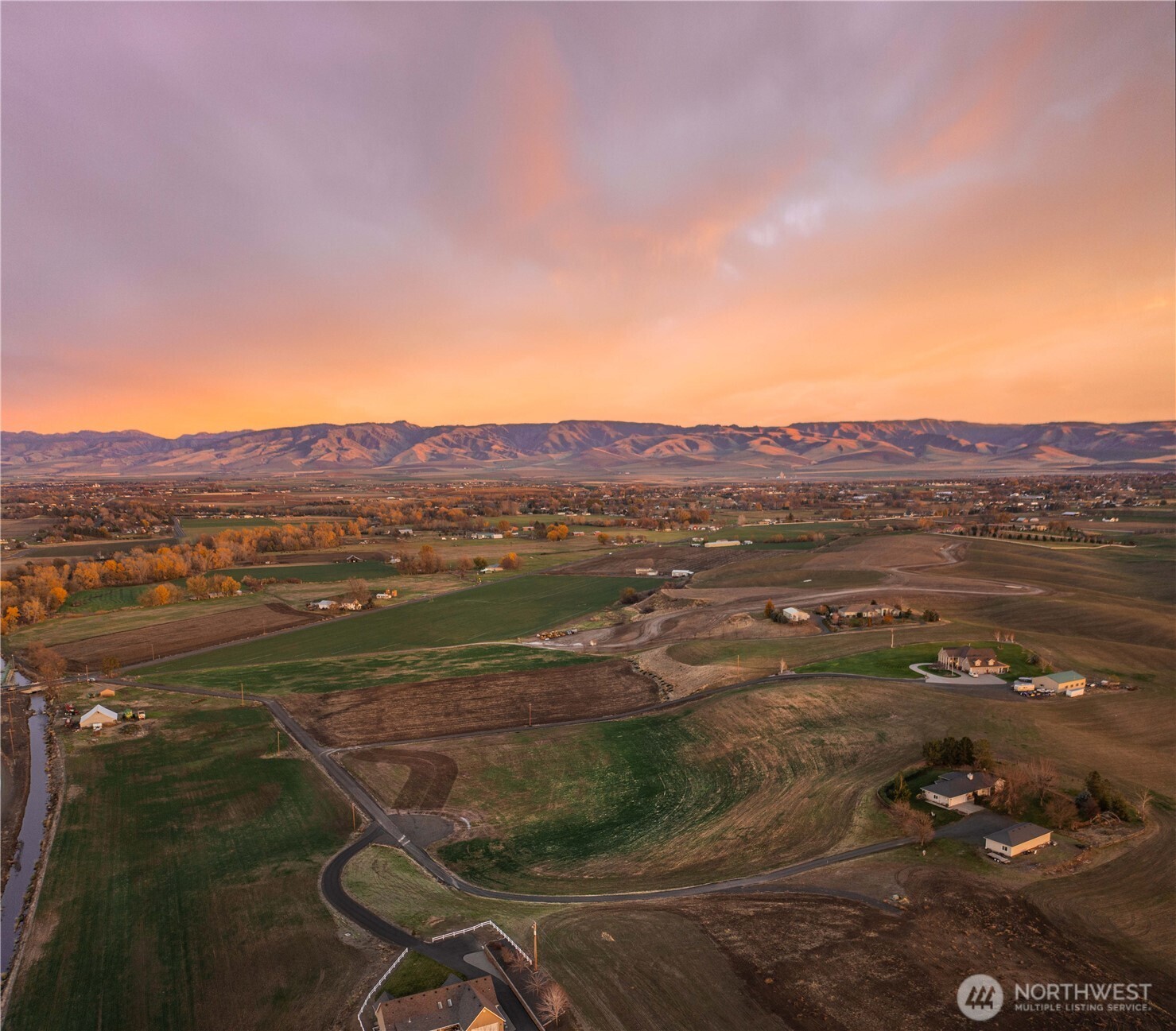 187 Cross Creek Road Walla Walla, WA 99362 - Photo 11 of 22 a view of city and mountain