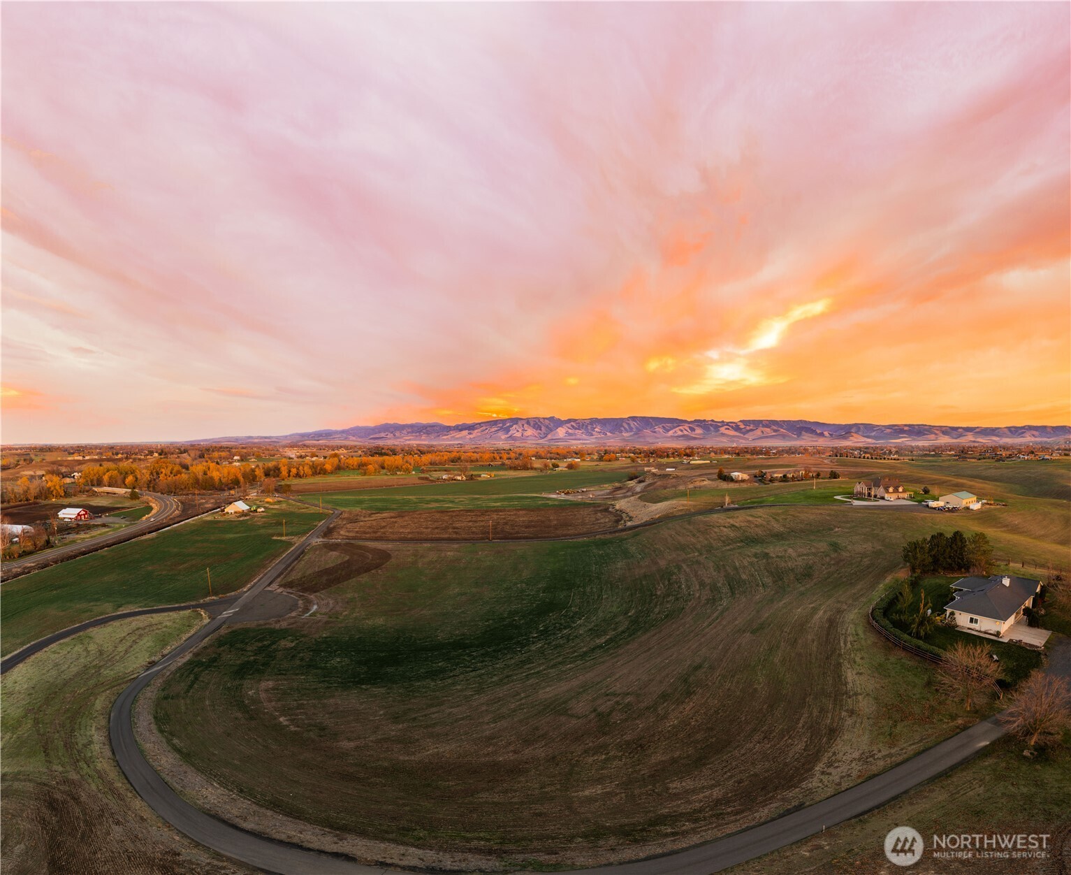 187 Cross Creek Road Walla Walla, WA 99362 - Photo 13 of 22 a view of a city from a balcony