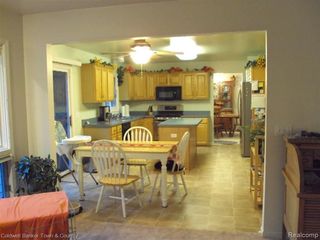 2426 Sunny Ridge Drive Pinckney, MI 48169 - Photo 9 of 26 Open and Bright
